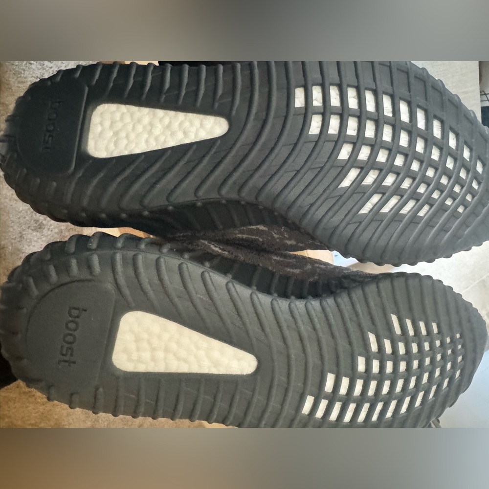 Yeezy boost 350 V2 NIB/NWT size 11 US (never worn and new in box) - Picture 2 of 7